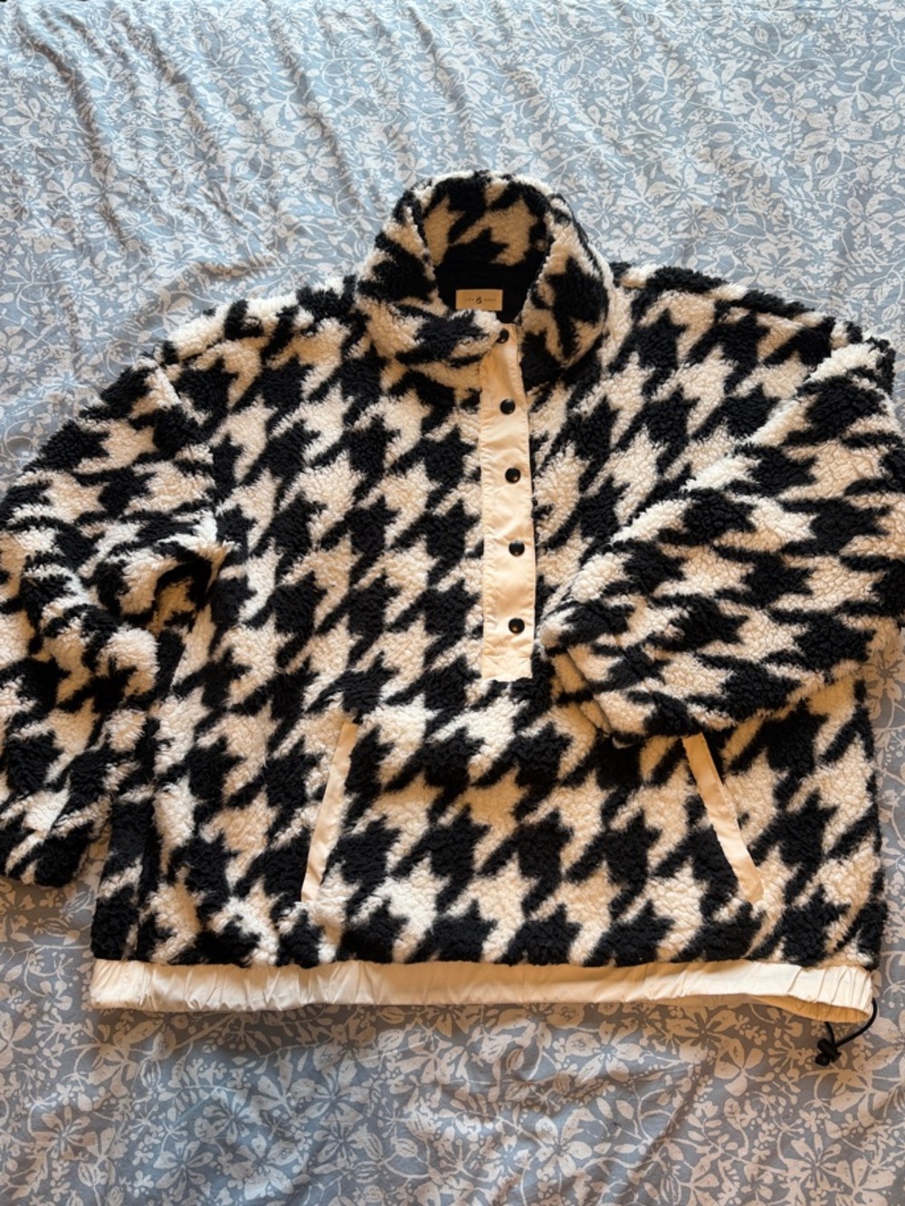 Lou & Grey Black and White Houndstooth Sherpa Turtleneck